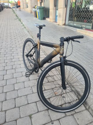 Bicicleta urbana dorada con logo Hcuadro de alumin