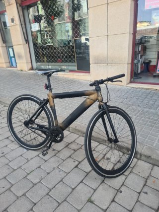 Bicicleta urbana dorada con logo Hcuadro de alumin