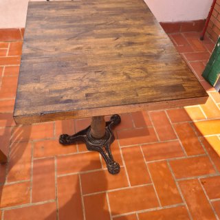 Mesa madera maciza y pie forjado hierro