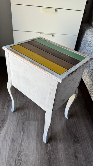 Mesita auxiliar de madera multicolor
