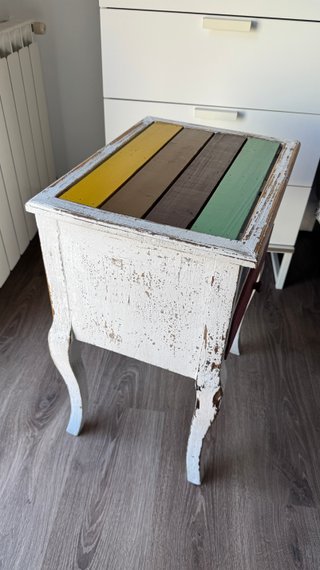 Mesita auxiliar de madera multicolor