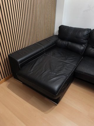 Sofá de piel negro