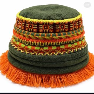 Gorro de lana con flecos