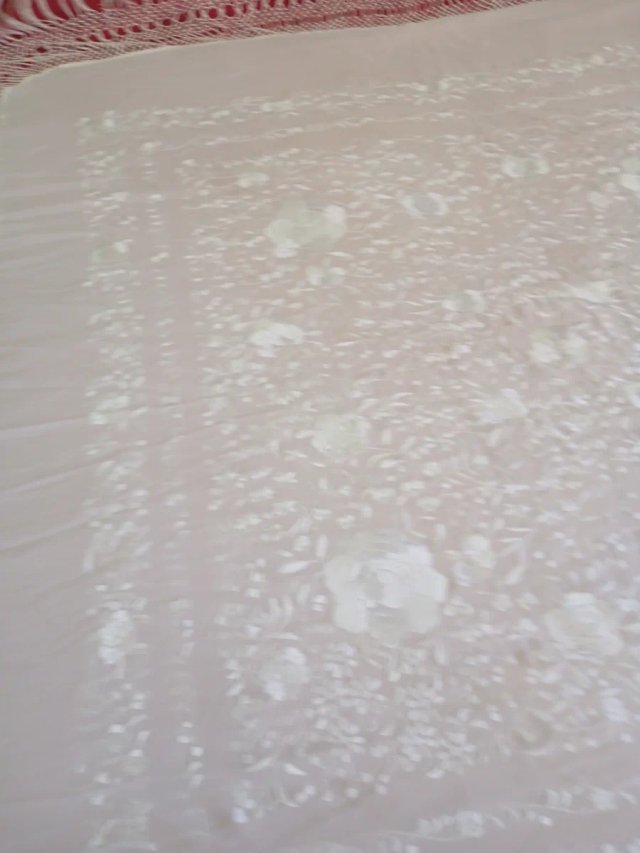 Manton blanco bordado amano de seda