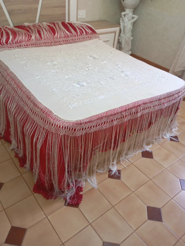 Manton blanco bordado amano de seda