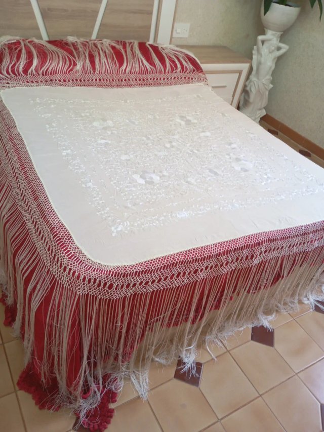 Manton blanco bordado amano de seda
