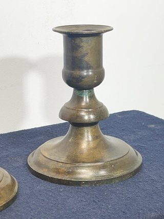 Pareja de Candeleros Antiguos de Bronce con pátina