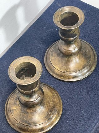 Pareja de Candeleros Antiguos de Bronce con pátina