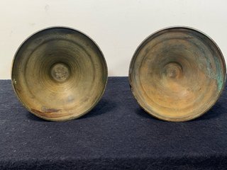 Pareja de Candeleros Antiguos de Bronce con pátina
