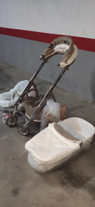Carrito de bebé con bolso a juego