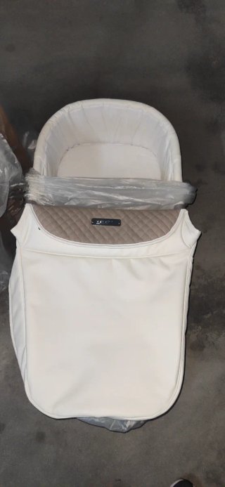 Carrito de bebé con bolso a juego