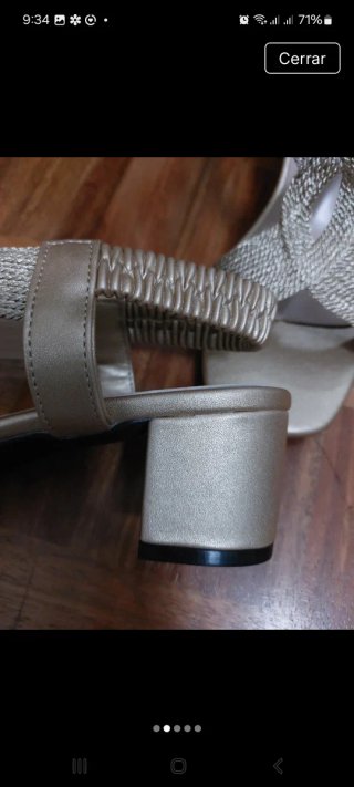 Sandalias doradas trenzadas