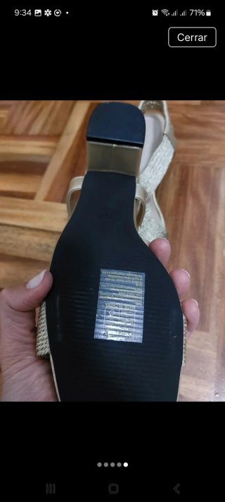 Sandalias doradas trenzadas