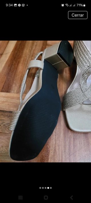 Sandalias doradas trenzadas