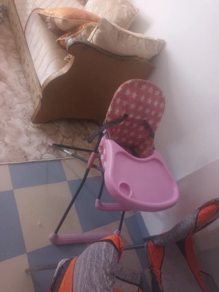 Silla de comer rosa con estrellas
