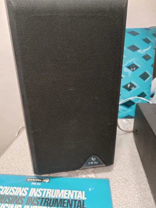 Amplificador Yamaha y altavoces Infinity
