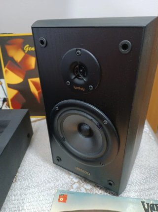 Amplificador Yamaha y altavoces Infinity