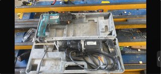 Sable y taladro eléctrico con cable
