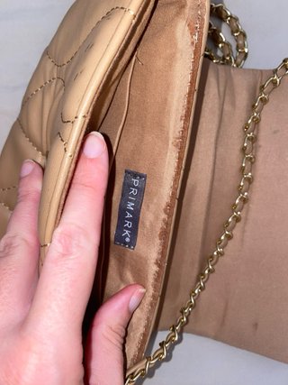 Bolso acolchado marrón con cadena dorada