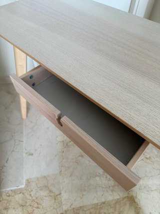 Escritorio de madera maciza con cajón