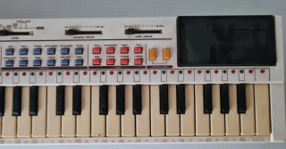 Órgano Casio PT-82 funcionando