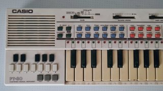 Órgano Casio PT-82 funcionando