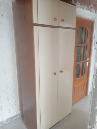 Guardaroba classico in legno e metallo