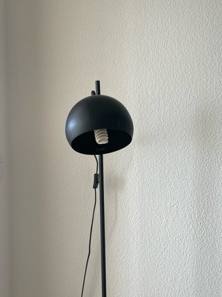 Lámpara de pie negra moderna