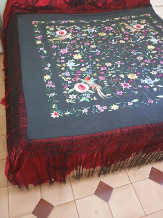 Mantón Manila  de Seda Bordado a Mano