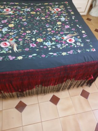 Mantón Manila  de Seda Bordado a Mano
