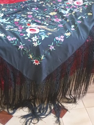 Mantón Manila  de Seda Bordado a Mano