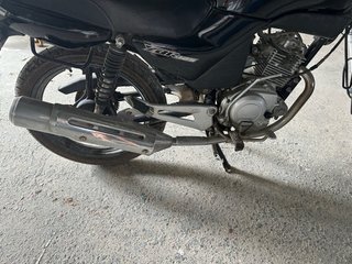 Yamaha 125 Negra con Baúl
