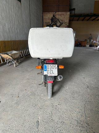 Yamaha 125 Negra con Baúl