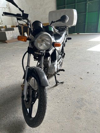 Yamaha 125 Negra con Baúl