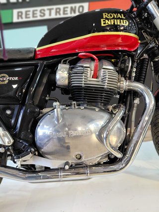 Royal Enfield Interceptor 650 Negra/Roja