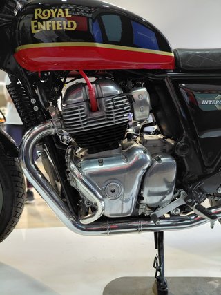 Royal Enfield Interceptor 650 Negra/Roja