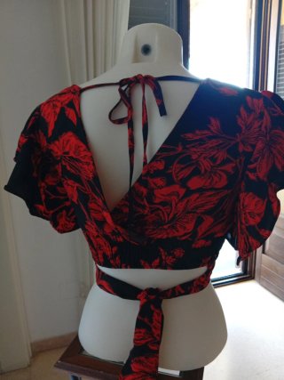 Top corto floreale rosso nero
