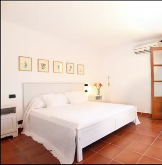 Cama blanca madera + 2 mesitas noche