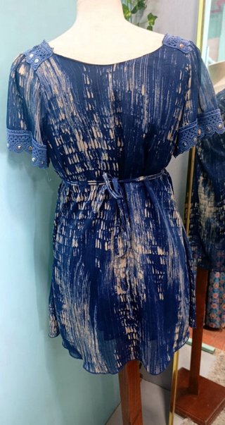 Blusa azul con detalles plateados