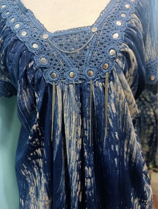 Blusa azul con detalles plateados