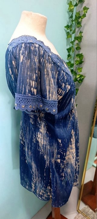 Blusa azul con detalles plateados