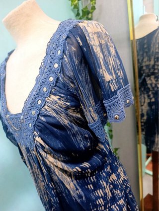 Blusa azul con detalles plateados