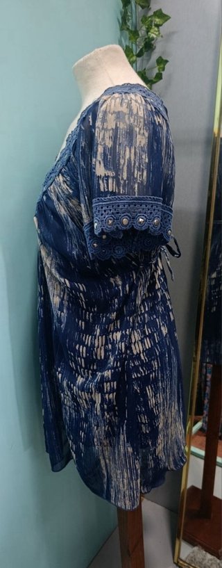 Blusa azul con detalles plateados