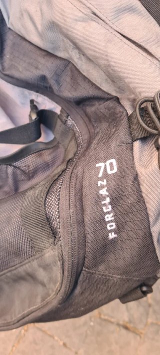 Mochila de montaña Quechua 70L.