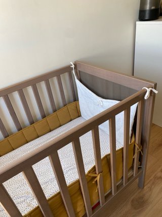 Cuna de madera con colchón, protectores y sábana