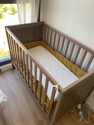 Cuna de madera con colchón, protectores y sábana