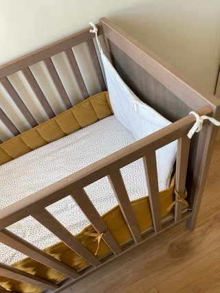 Cuna de madera con colchón, protectores y sábana