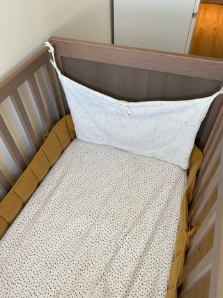 Cuna de madera con colchón, protectores y sábana