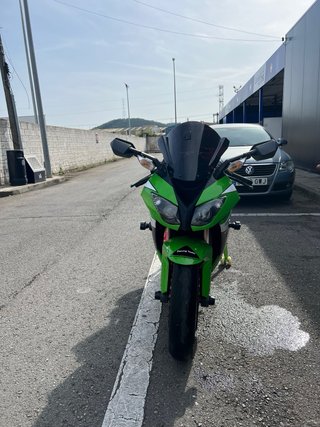 Kawasaki ZX10-R Sportbike Negra y Verde