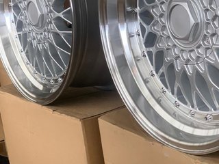 2+2 Llantas 8x18 y 9.5x18 5x120 et35 72.6 stilo RS